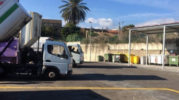 Tragedia sfiorata: operatore ecologico rimane incastrato tra camion e muro