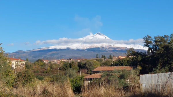 L'Etna si veste di bianco: la prima neve dopo due giorni di pioggia