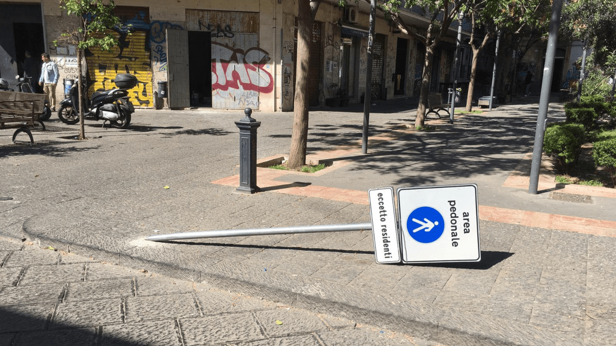 Abbattuto cartello Area pedonale, piazza Sciuti continua a essere un parcheggio per auto