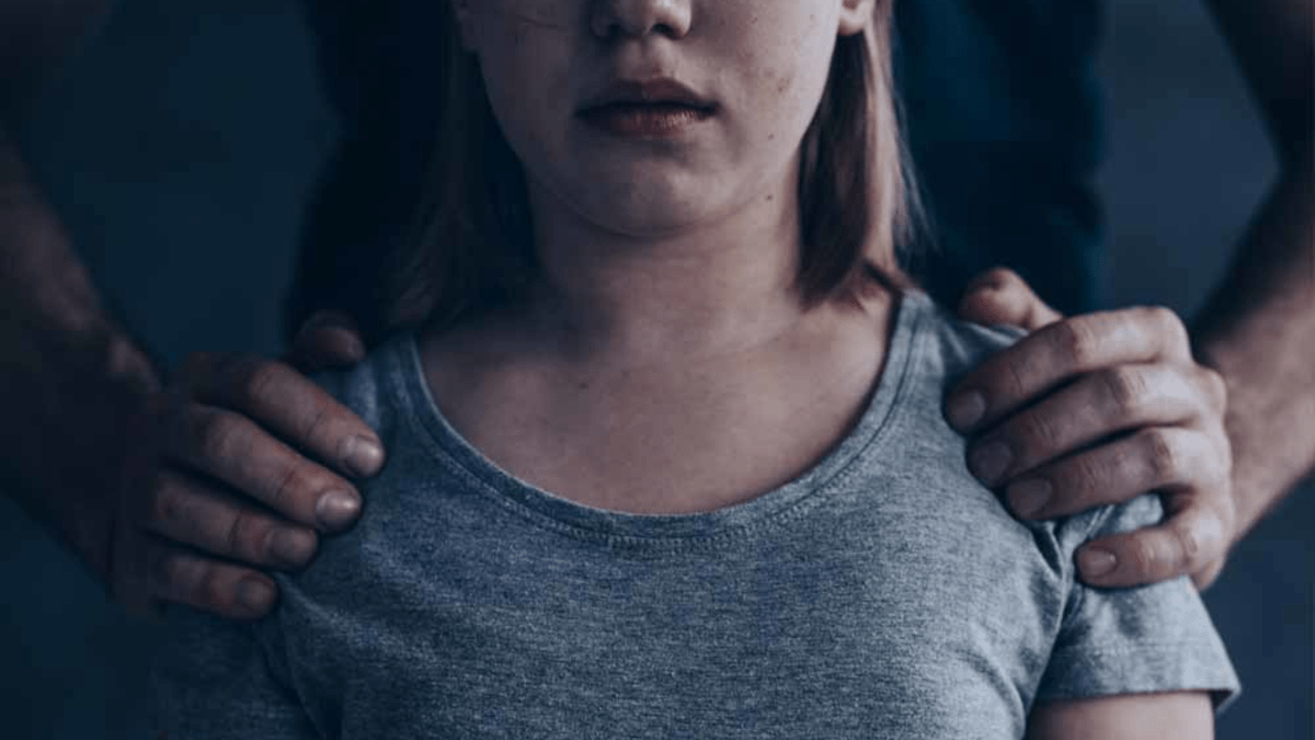 Abusi su ragazzina durante viaggio: uomo arrestato per violenza sessuale (I DETTAGLI)