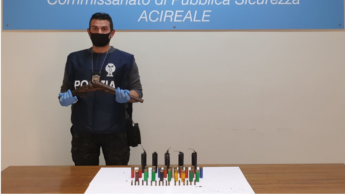 Acireale: pregiudicato deteneva arma alterata e clandestina, munizioni e diverso materiale esplodente, arrestato