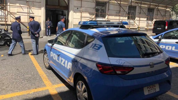 Aggredisce due poliziotte perché vuole un interlocutore maschio (I FATTI)