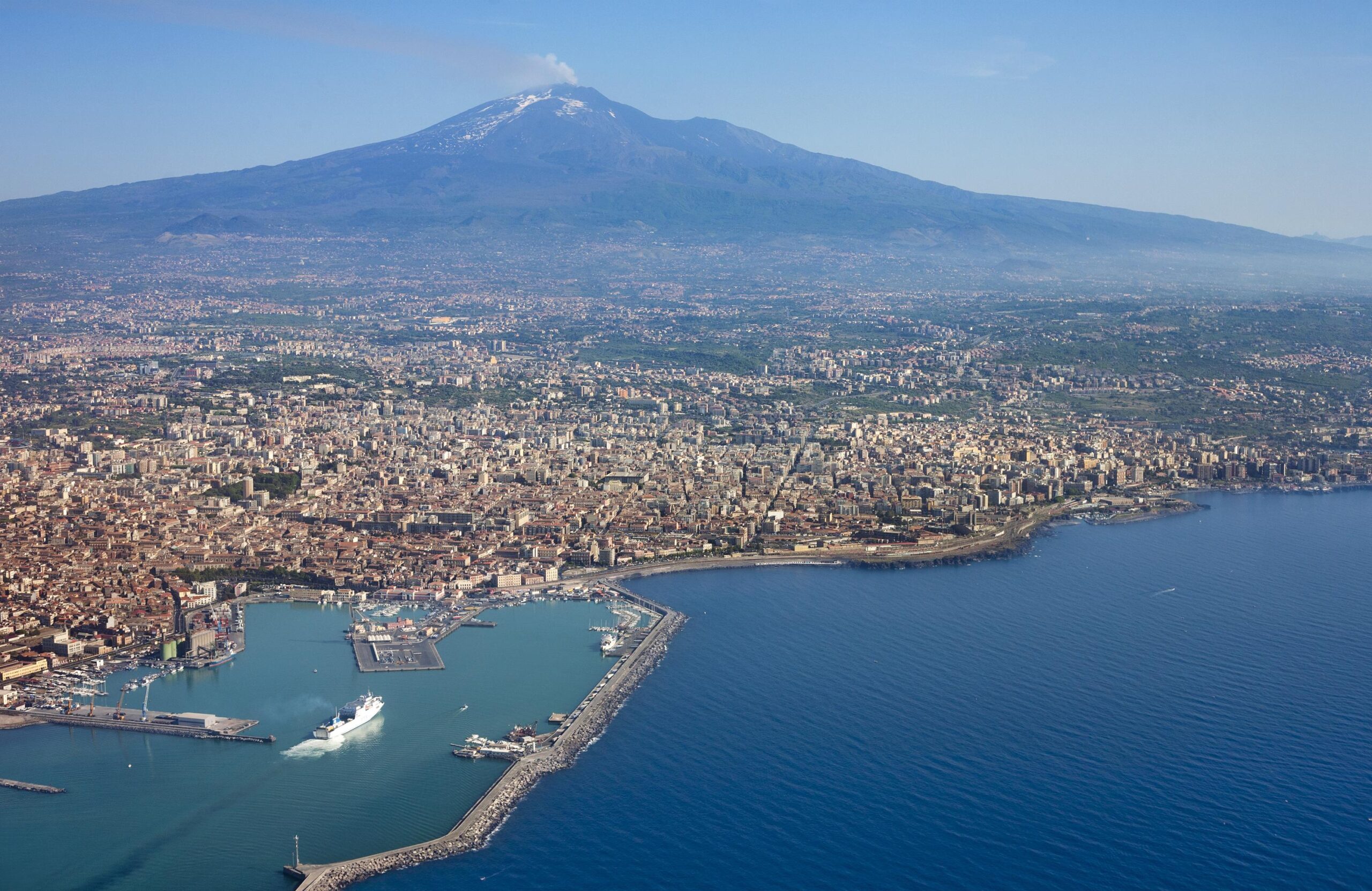 Vista dell'Etna dal porto di Catania