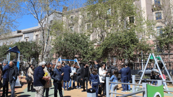 Aperto parco giochi in villa Pacini (ma permane parcheggio e transito delle auto)