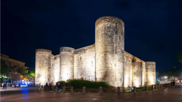 Arriva l’illuminazione notturna per il Barocco etneo in favore del turismo (ma l’albero rimane spento)