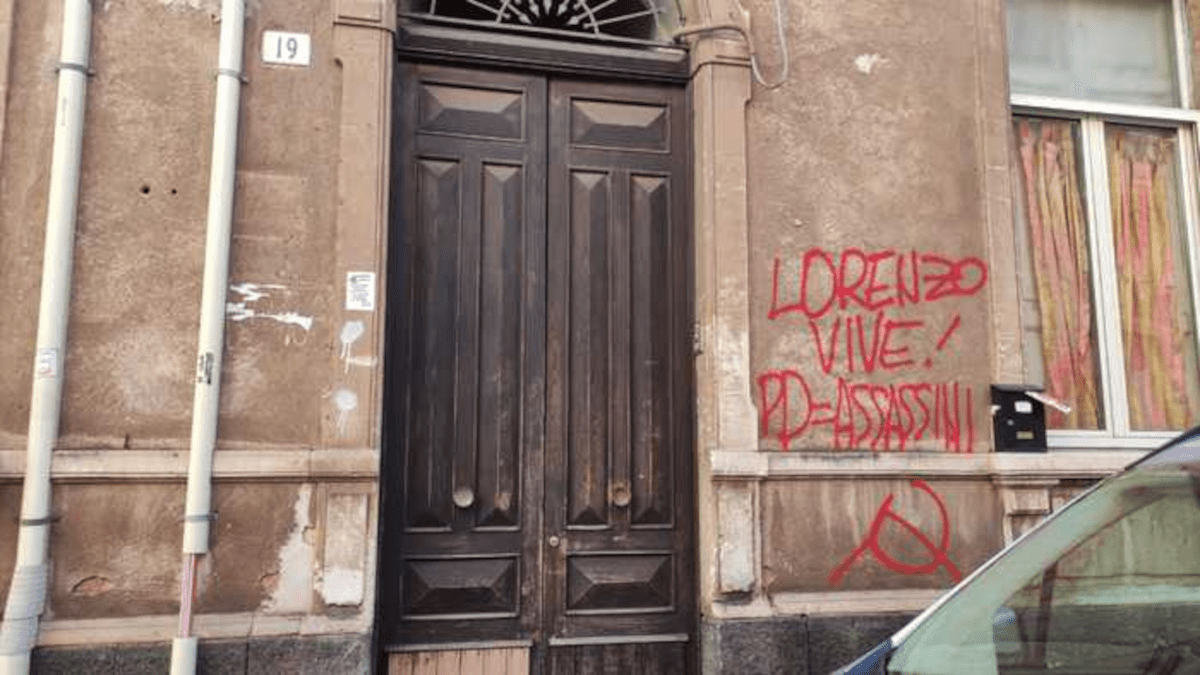 Atti vandalici e minacce alla sede del PD di Catania: «Lorenzo vive! PD=assassini»