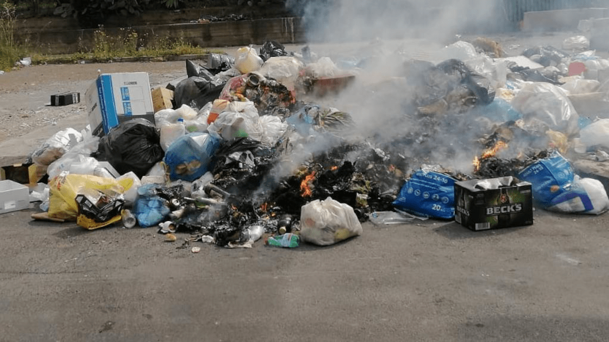 Aumentano i cumuli di spazzatura a Catania e ricominciano le fiamme