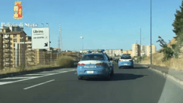 Automobilista vede la Volante, prova a seminarla, abbandona l’auto e tenta una fuga disperata (I FATTI)