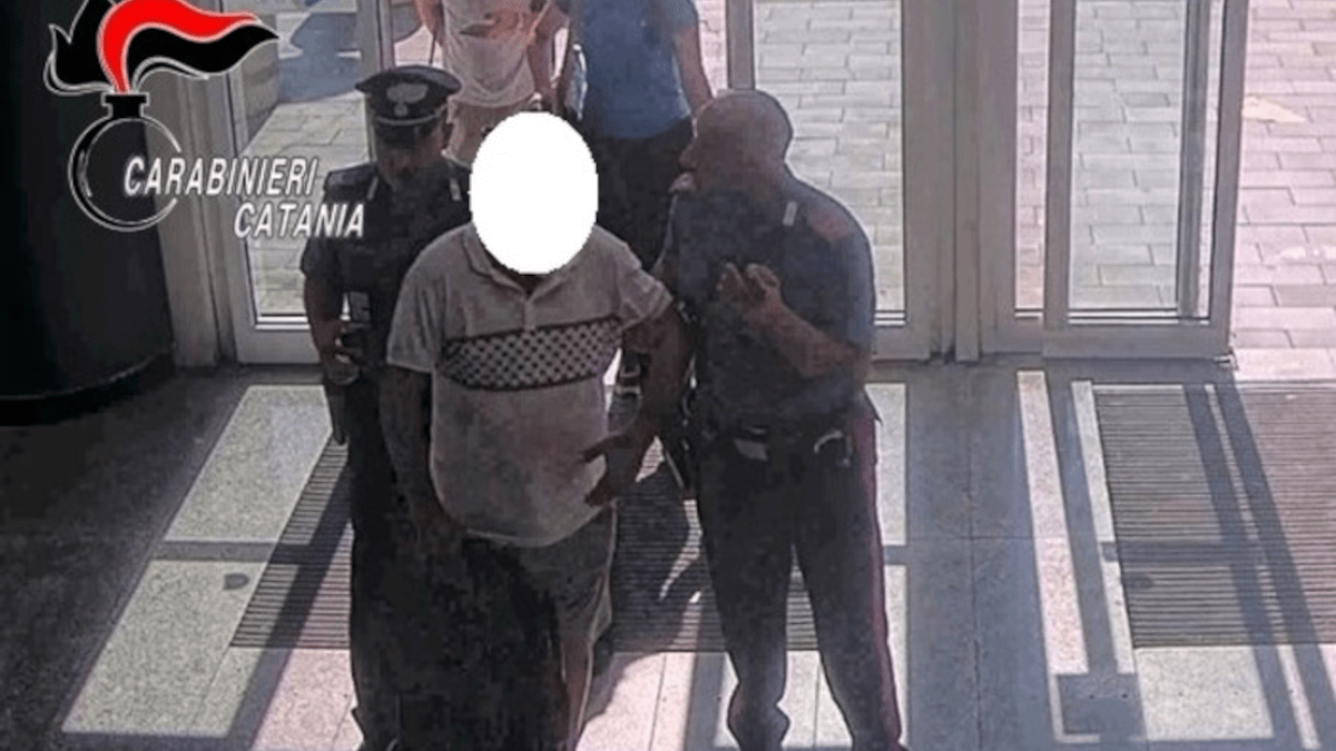 Borseggiatori “famigliari”: suocero e genero tentano furto all’aeroporto davanti ai Carabinieri