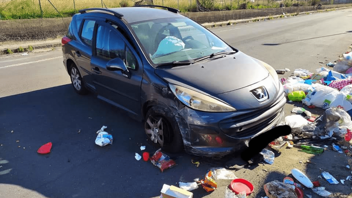 Brutto incidente autonomo: secondo i consiglieri d’opposizione la colpa è dei rifiuti in strada