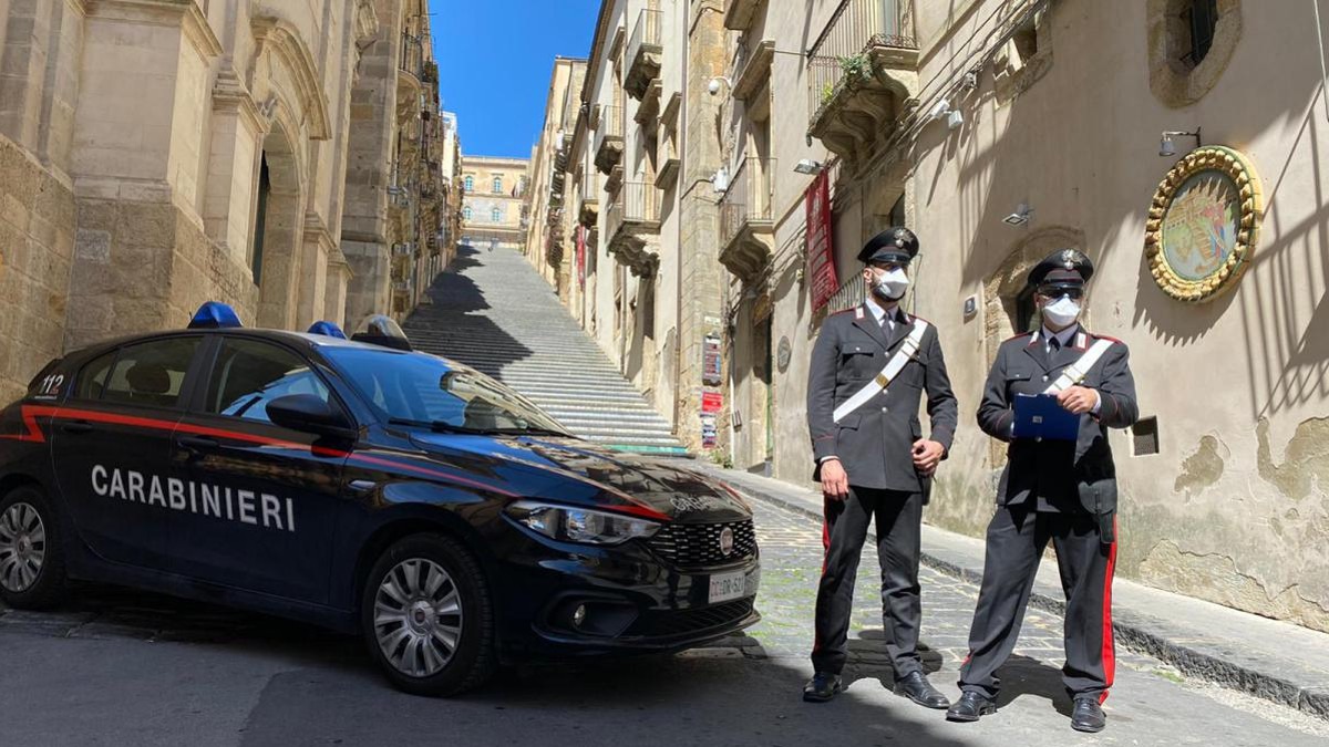 Caltagirone, Comune e Carabinieri solidali al giornalista Scollo: da accertare la matrice dolosa del rogo