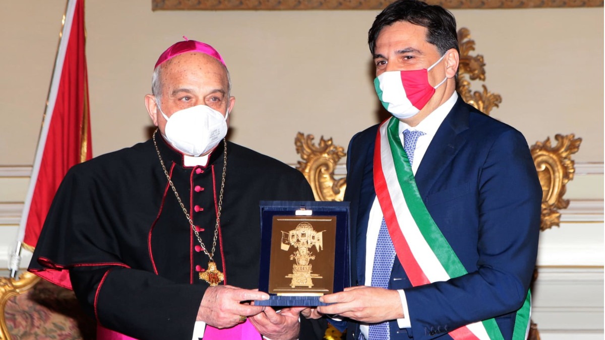Candelora d’oro consegnata all’Arcivescovo Mons. Salvatore Gristina, Pogliese: “Grande lealtà e vicinanza alla nostra città nei momenti belli e brutti”