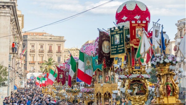 Scopri il Significato Dietro le Candelore di Sant'Agata! Non Perdere Questa Tradizione Unica