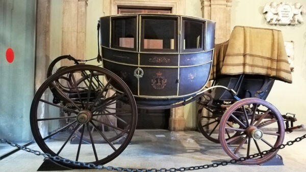 Catania, 23enne si rifugia dietro la carrozza del Senato per sfuggire ai Carabinieri