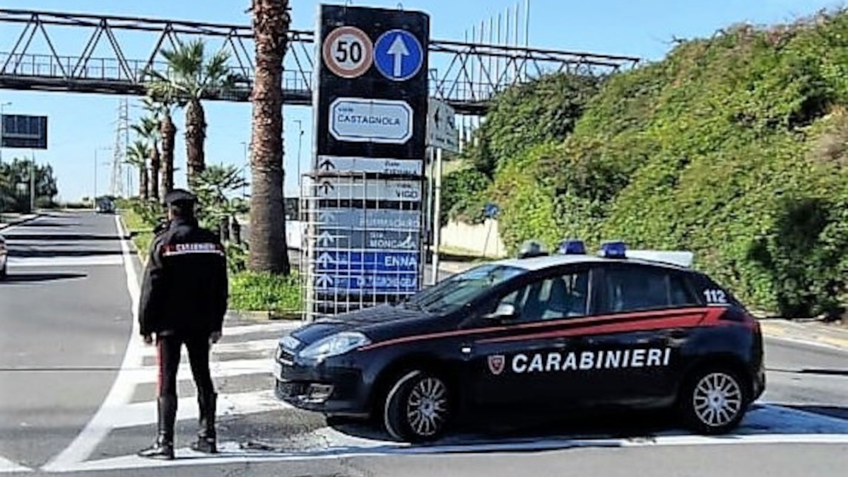 Catania: 34enne picchia la ex compagna davanti alle figlie, e poi le distrugge l'auto