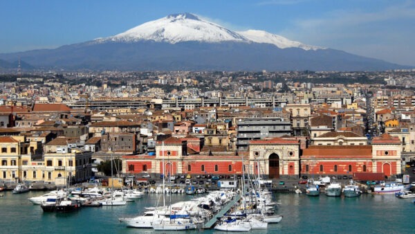 Catania è la città più desiderata dell'estate 2022 nonostante i rifiuti