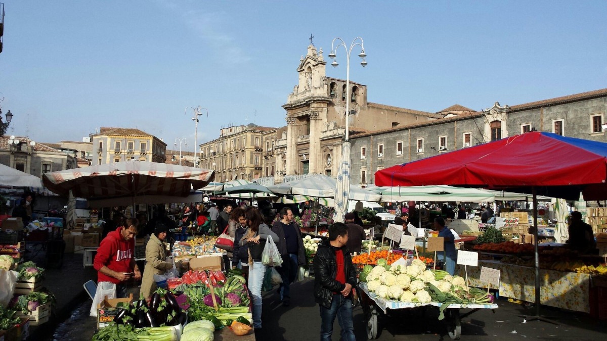 Catania, gli operatori dei mercatini rionali scendono in piazza per protestare