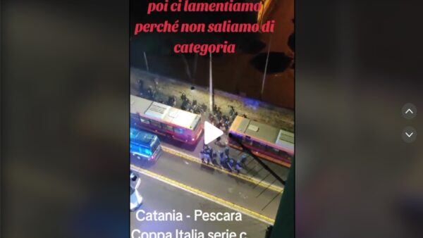Assalto Ultrà al pullman del Pescara, le immagini del violento agguato catanese [VIDEO]