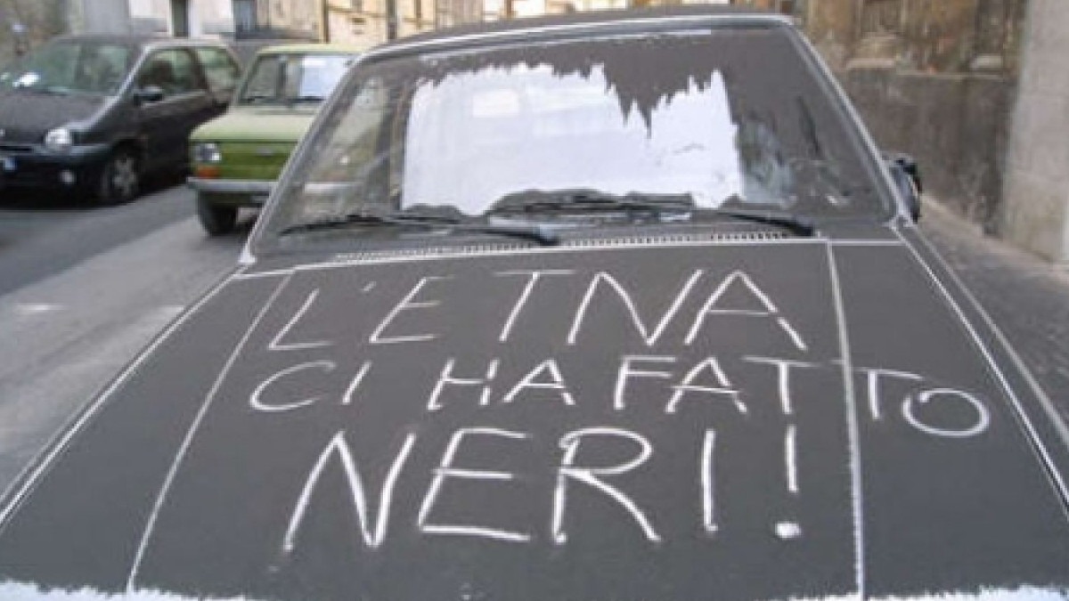 Catania, pulizia strade dalla cenere dell'Etna. Pogliese e Cantarella: "Raccomandiamo prudenza"
