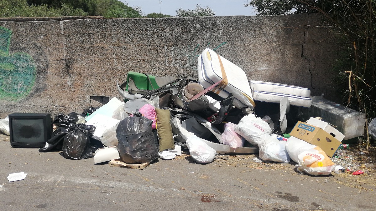 Catania sprofonda nei rifiuti: spazzatura date alle fiamme (LA DENUNCIA)
