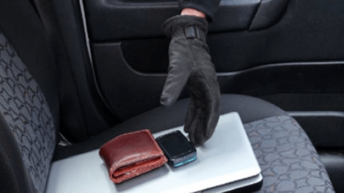 Chiede informazioni mentre sfila il portafoglio con criminale maestria (I DETTAGLI)