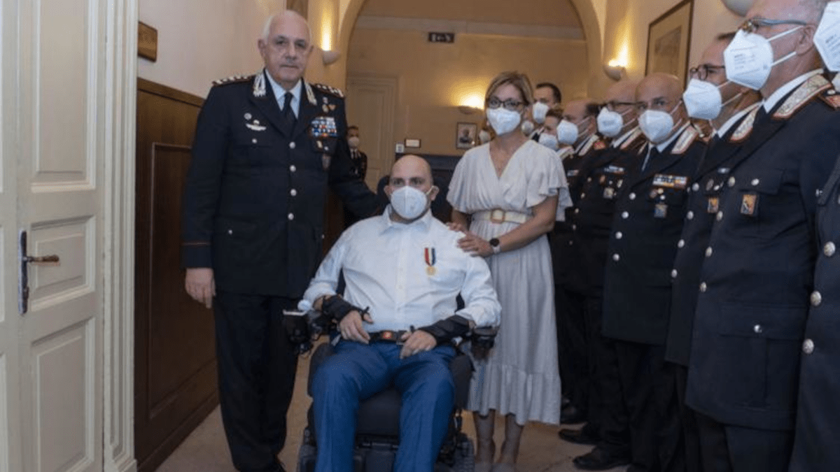 Colpito durante Comunione figlio Acireale: Generale Luzi consegna Medaglia a carabiniere ferito