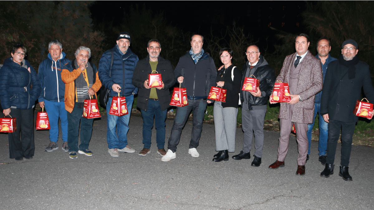 Comitato civico “Rialzati Catania” nelle periferie consegna doni natalizi alle categorie più deboli