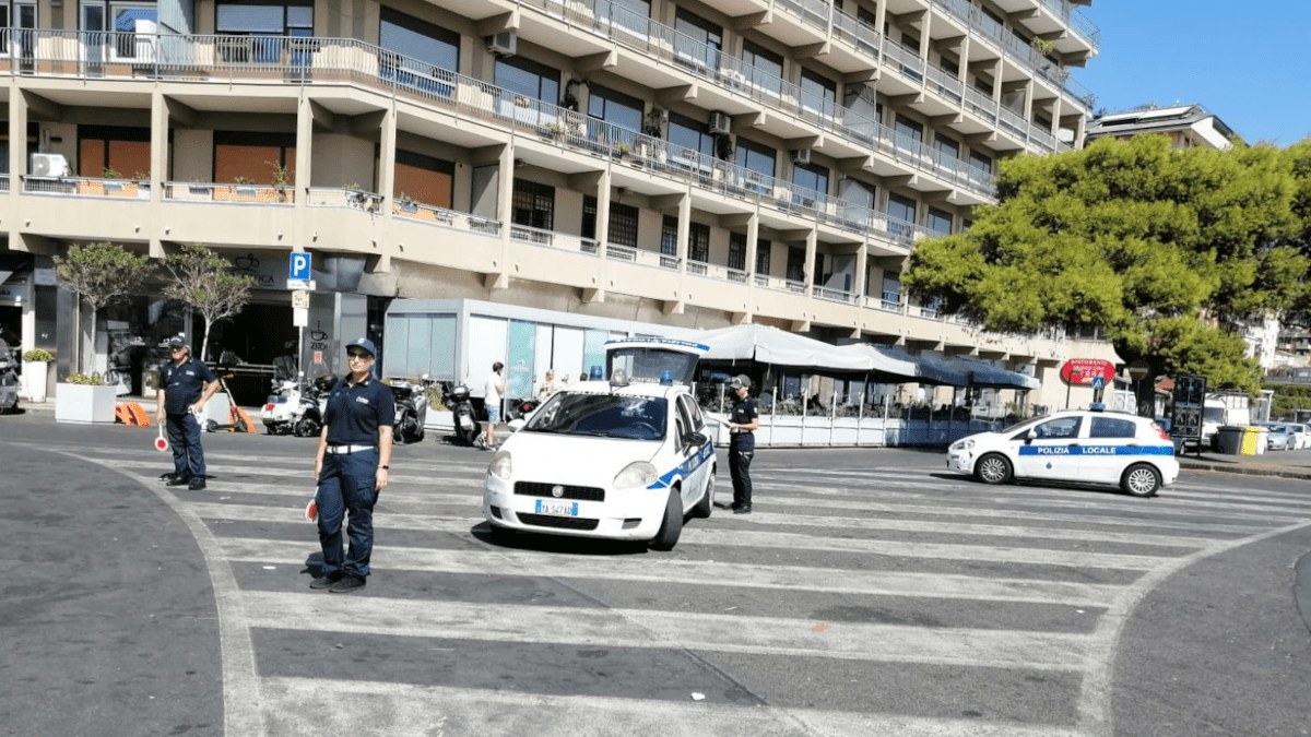Commissario dispone controlli di Polizia Locale in piazza Europa e ripristino dell’illuminazione