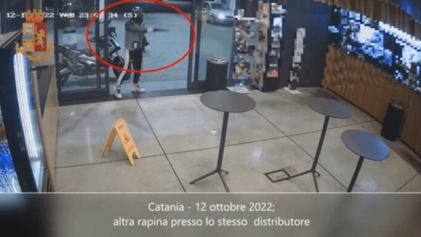 Compie diverse rapine in distributore carburante: riconosciuto dai poliziotti (NOME E DETTAGLI)