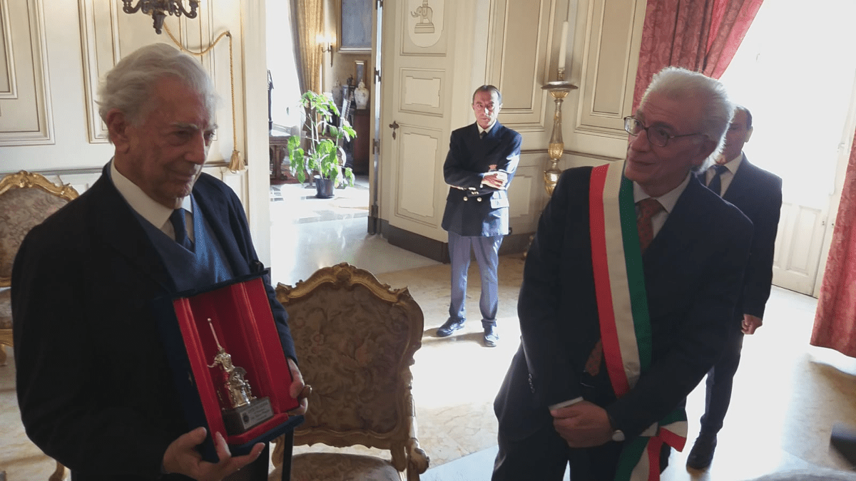 Consegnato Elefantino d’argento al premio Nobel Mario Vargas Llosa in visita a Catania