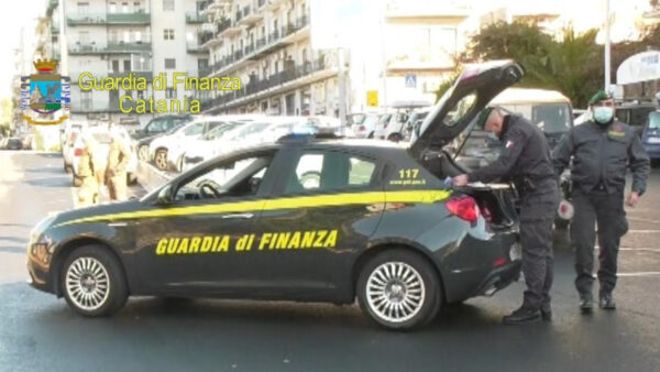 Controlli anti Covid della GdF a Catania: 23 sanzioni e chiusura d’un esercizio commerciale