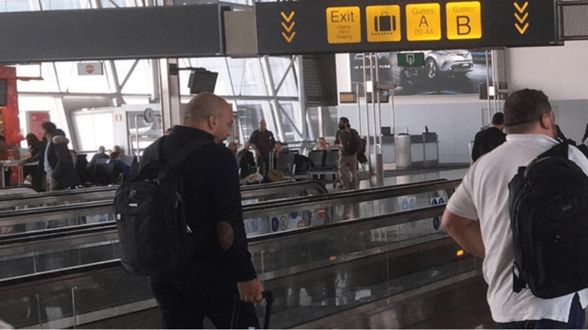 Coppia ruba smartwatch durante i controlli aeroportuali prima del volo: ad accoglierli vi è la Polizia