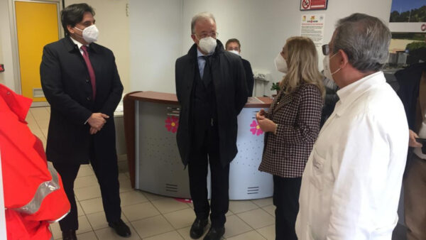 Covid, il sindaco Pogliese visita l'area vaccinazioni del Cannizzaro