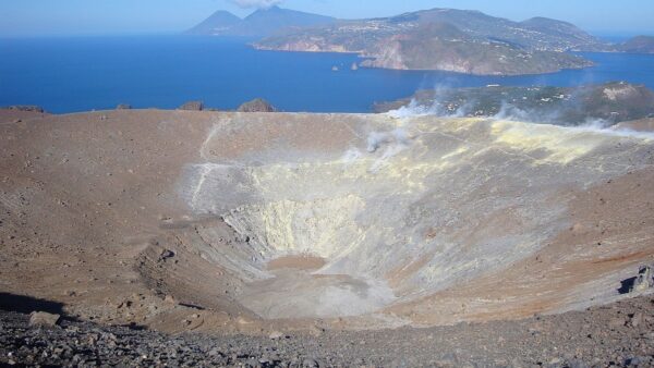 Vulcano, turista catanese soccorso lungo il cratere eoliano. Ecco cos'è successo