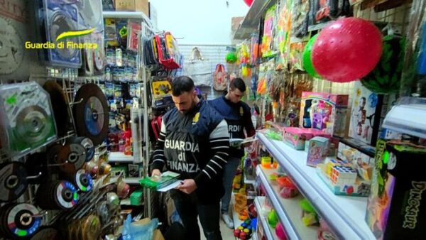 Sequestro per negozio a gestione cinese: circa 30.000 giocattoli per bambini pericolosi