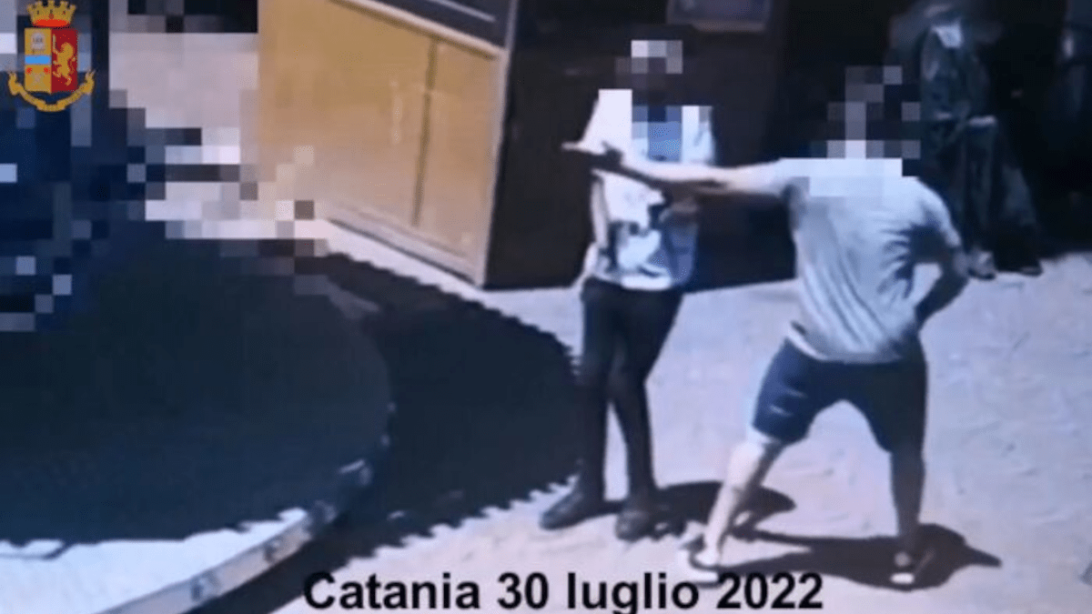 Diciottenne dà schiaffo a 57enne in piazza Nettuno: l’uomo muore, arrestato il ragazzo (NOME E DETTAGLI)