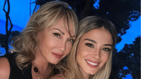 Diletta Leotta in posa con la mamma, tra gli chapeau anche qualche critica