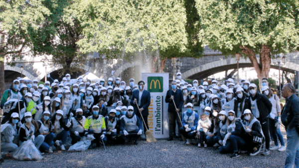Dipendenti McDonald’s ripuliscono villa Pacini e piazza Borsellino aiutando il Comune