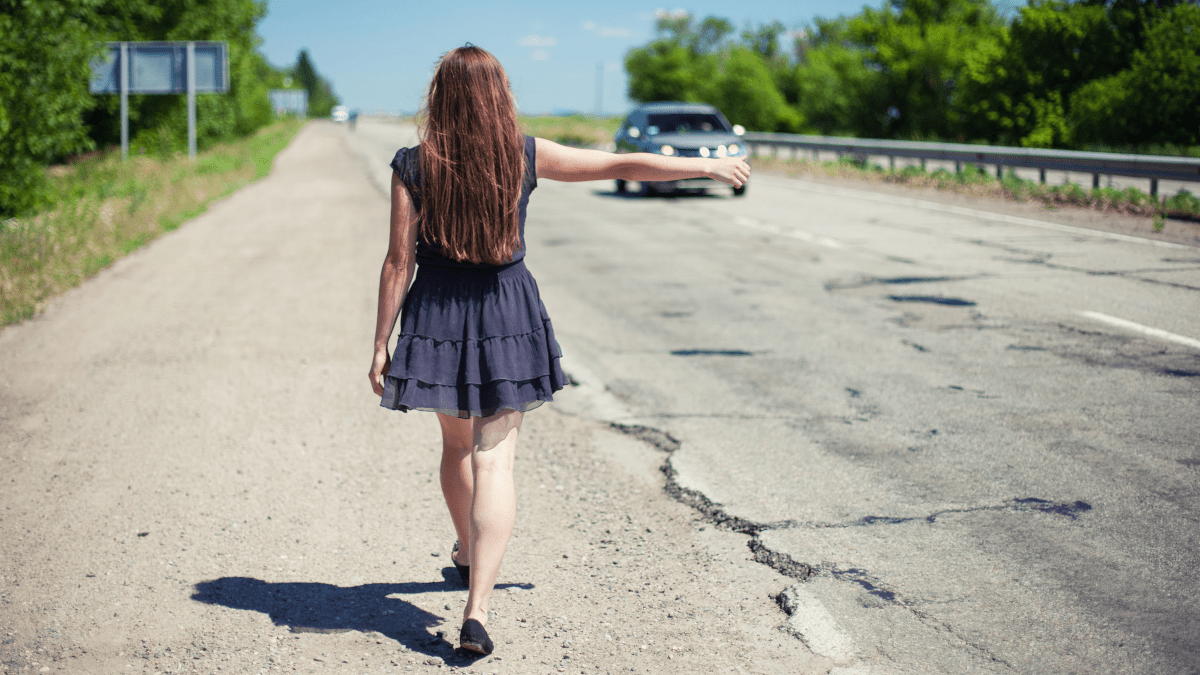 Donne pregiudicate impietosiscono uomo per passaggio in auto: rubano chiavi auto e smartphone