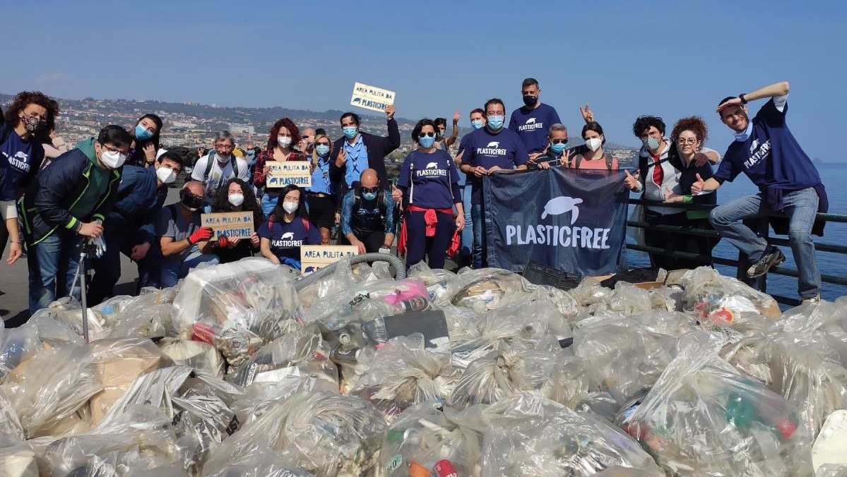 Dusty e volontari di Platsic Free insieme per ripulire il territorio di Gravina di Catania