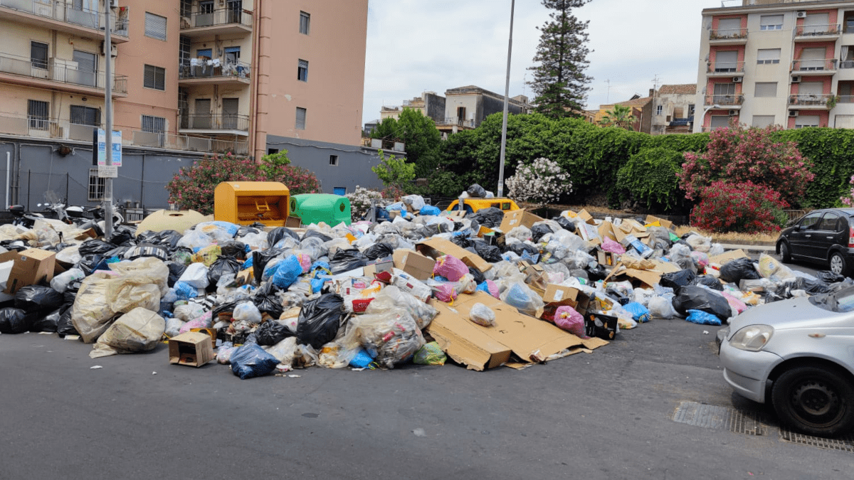 Emergenza rifiuti Catania: riapre discarica, Comune promette piano straordinario di raccolta H24 da stasera