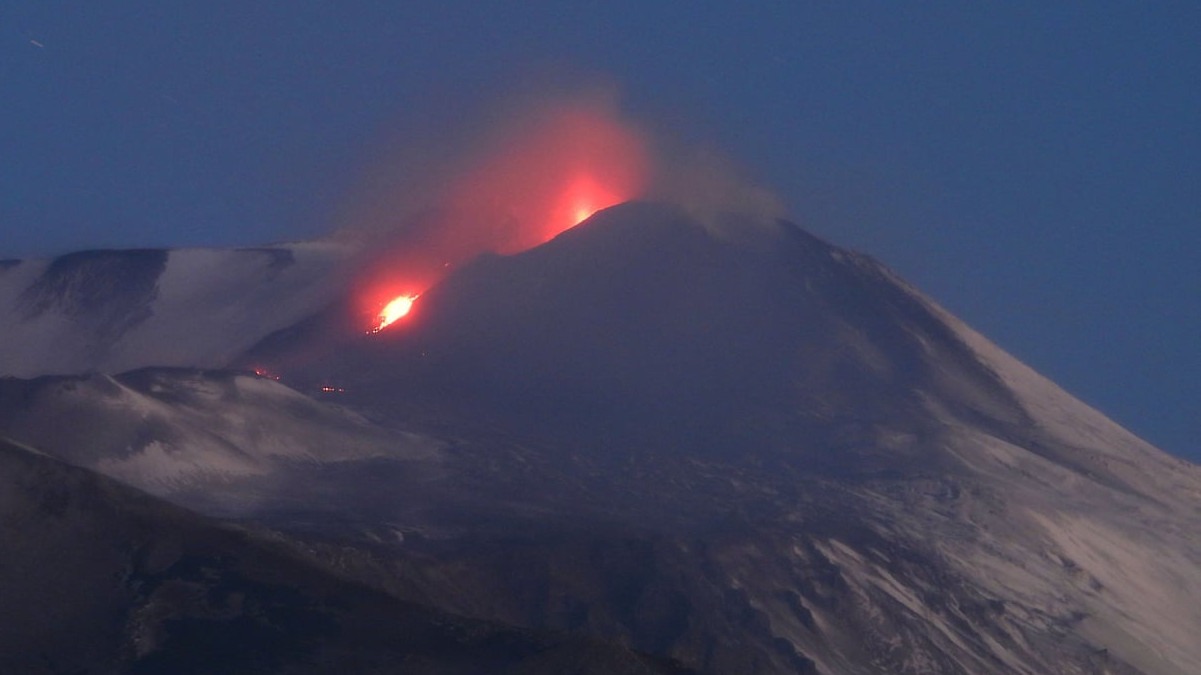 Etna, attività stromboliana dal cratere Sud-Est