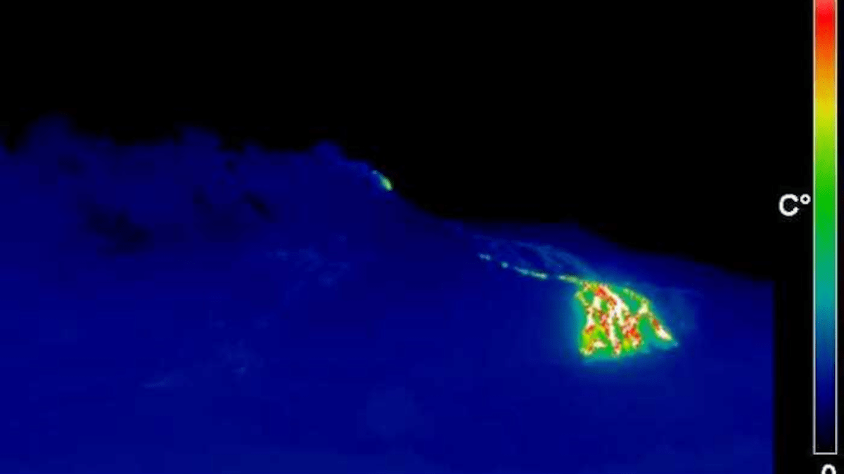 Etna: emissione cenere da cratere sudest, colate alimentate ma nessun impatto su aeroporto