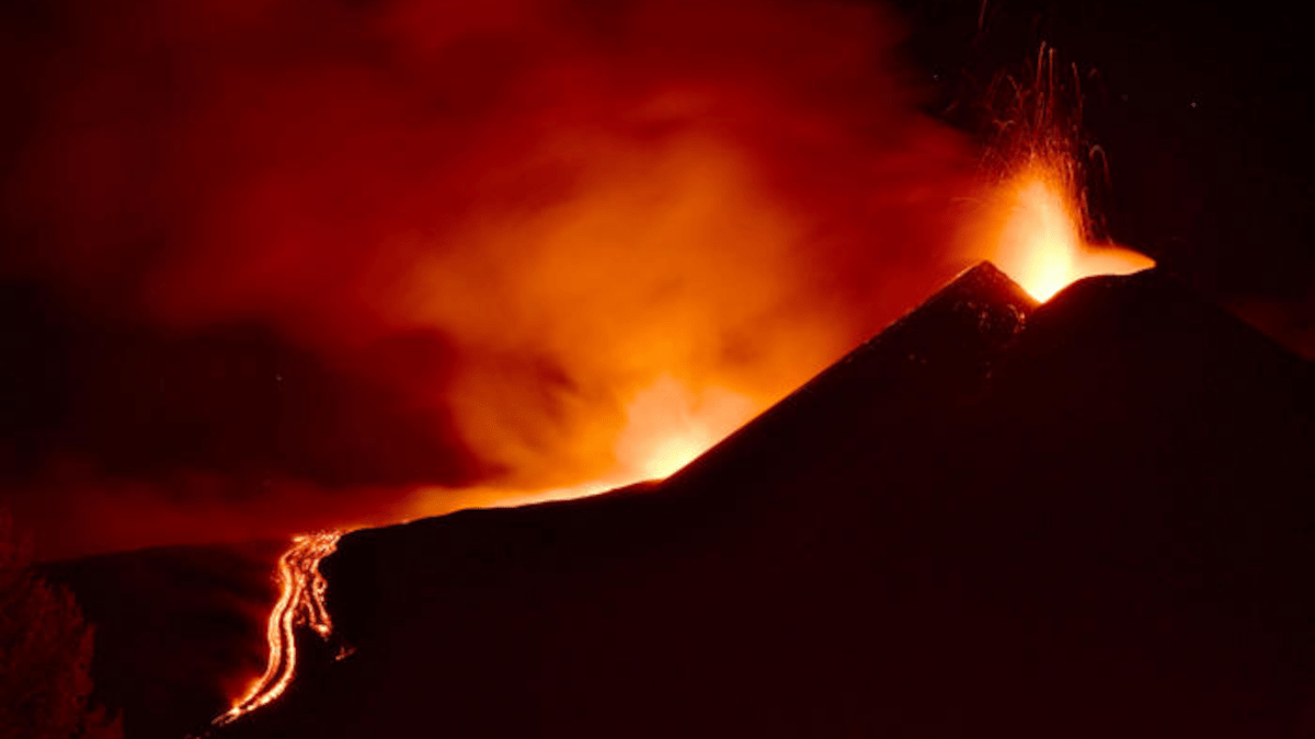 Etna: fuoco e fiamme nel cratere di sudest, terza fase parossistica dalla notte della “fontana di lava di Franco Battiato”