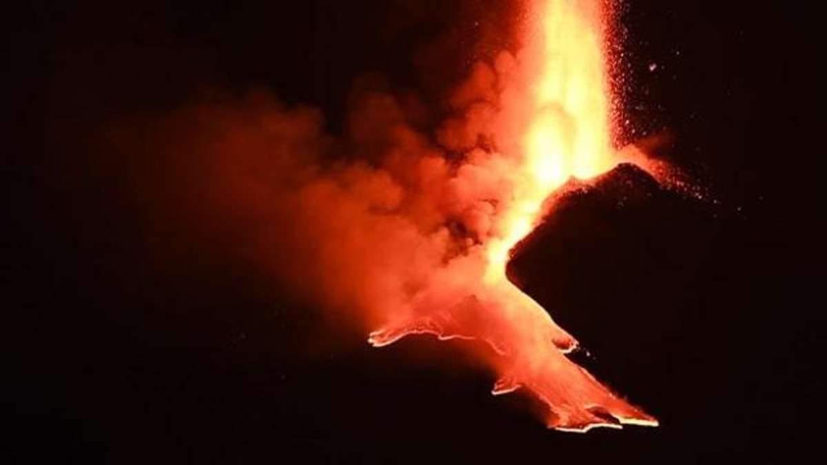 Etna: nuova attività da Sud-Est accompagnata da boati, fontana di lava e cenere