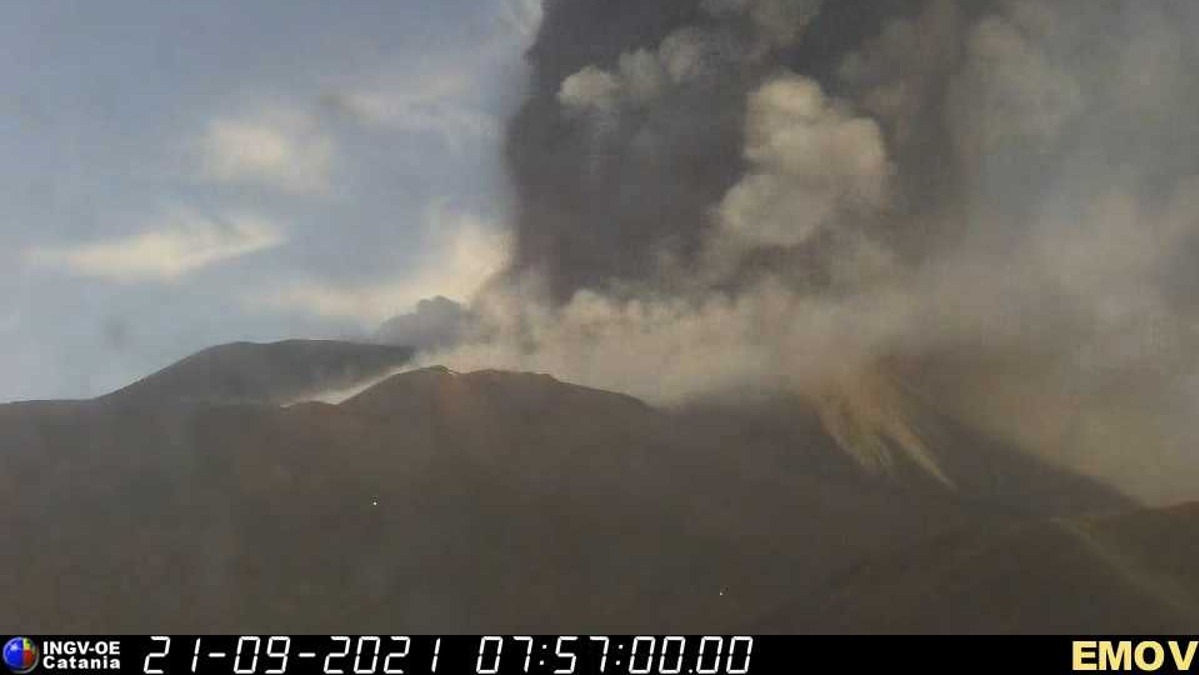 Etna, nuova emissione di cenere dal Cratere di Sud-Est