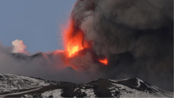 Etna: pericolo sul territorio urbano, il Sindaco Pogliese vieta l’uso dei mezzi a due ruote e impone il limite di velocità a 30 km/h per le auto