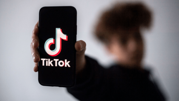 Fa video Tik Tok mostrando mazzette di soldi e disprezzo per le regole: trovato con droga (I FATTI)