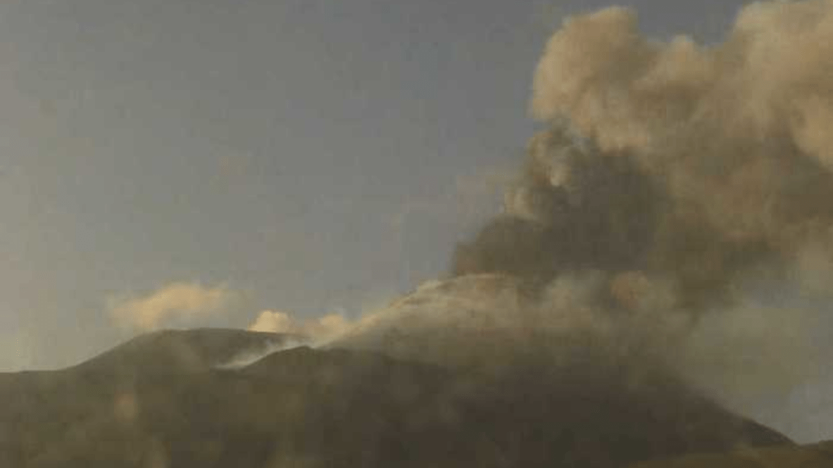 Fontana di lava e nube eruttiva dal cratere sudest dell’Etna, cenere lavica anche in autostrada