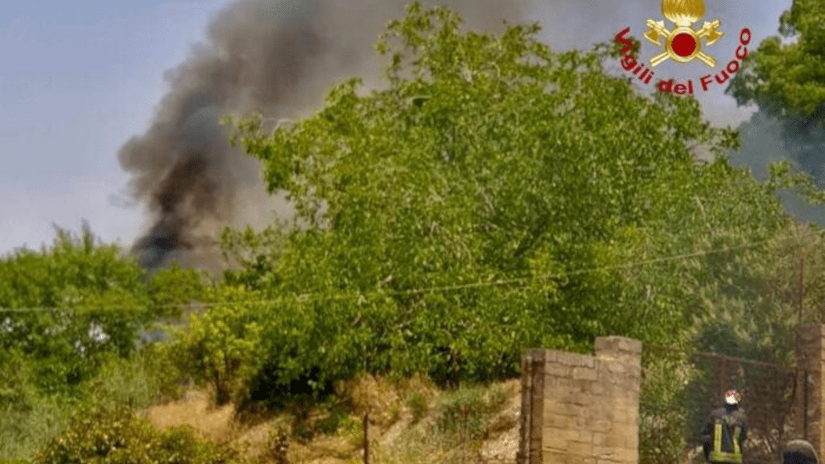 Fuoco e fiamme nel catanese: 74 interventi e abitazioni evacuate. Peggior scenario a Grammichele